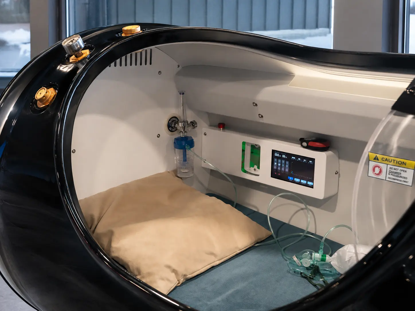 Indvendigt i Pro Solo med pude, iltmaske og indbygget kontrolpanel