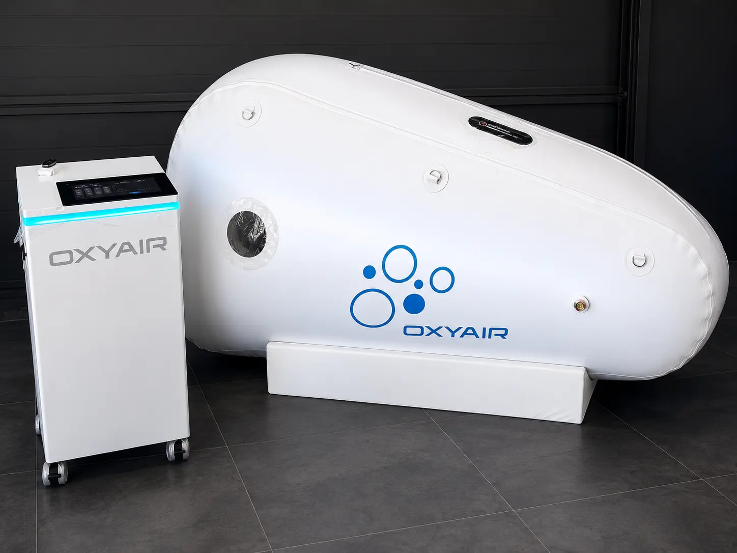 Oxyair Soft Flex i siddende position med kompressorenhed