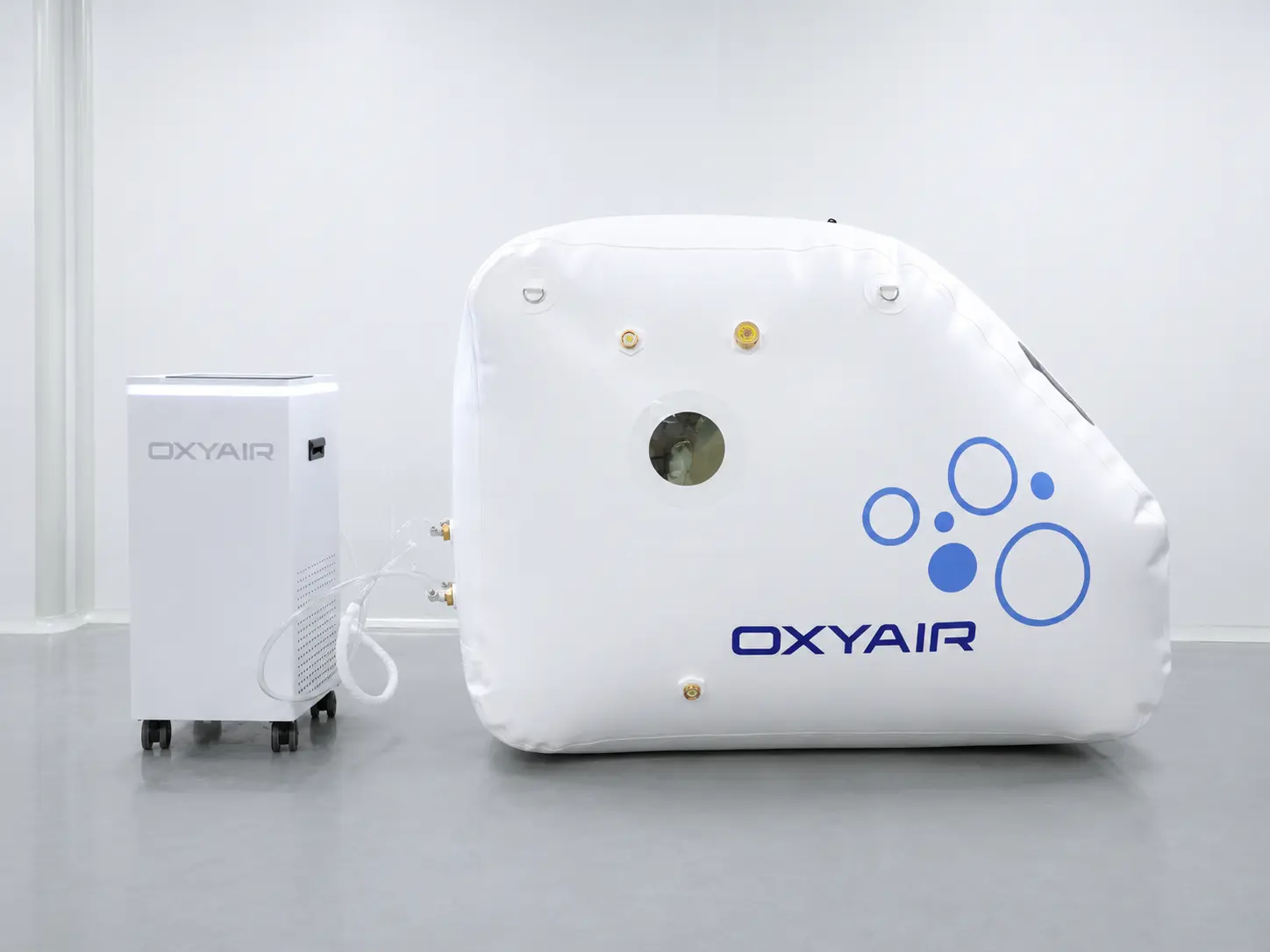 Oxyair Soft Seat forfra med observationsvindue og kompressorenhed